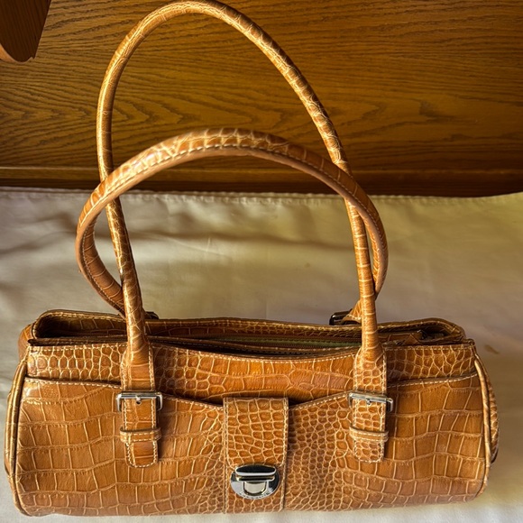 Liz Claiborne Handbags - Liz Claiborne’s Tan Crocodile Pattern Tan Handbag
